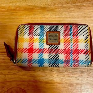 Like New Dooney & Bourke 1975 High Quality Women’s Wallet.